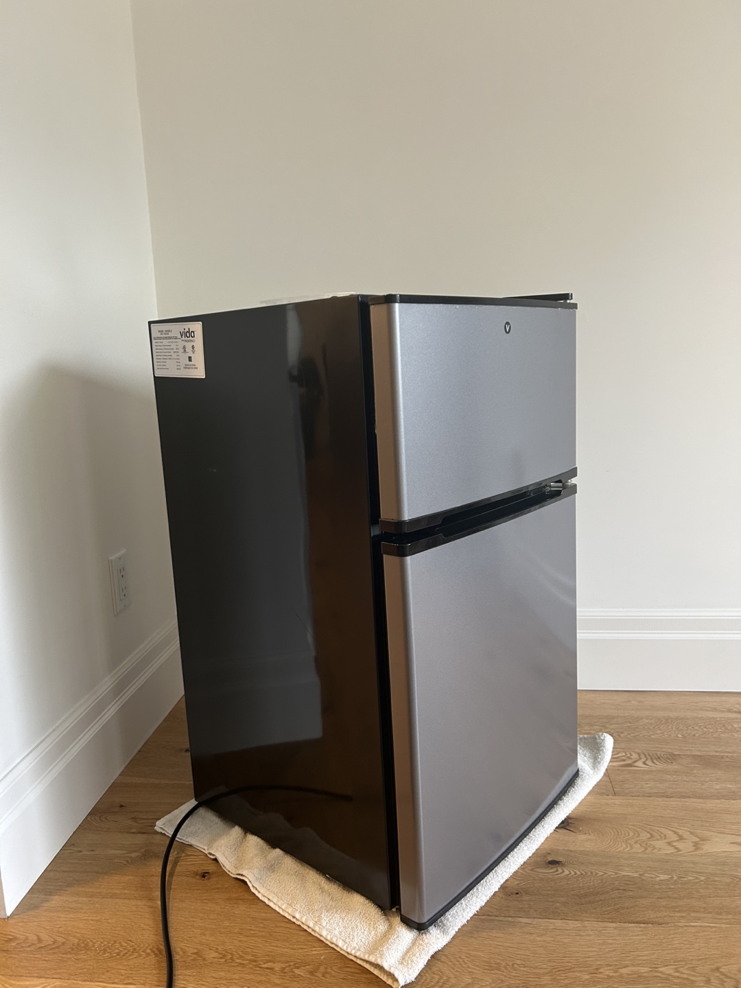 Vida 3.1 cu. ft. Compact Refrigerator with Freezer - photo 4