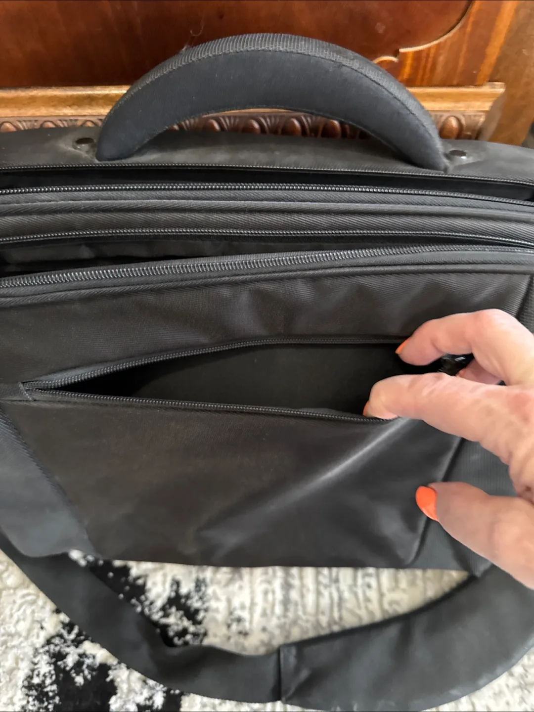 Init Black Laptop Bag/Briefcase image indicator(6)