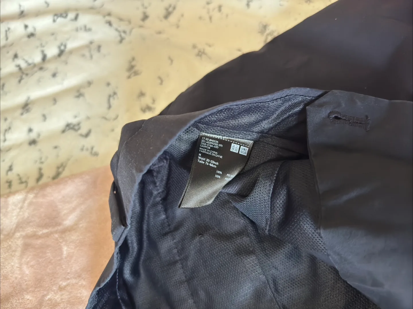 Men's Uniqlo Black Shorts - Size 32 image indicator(3)