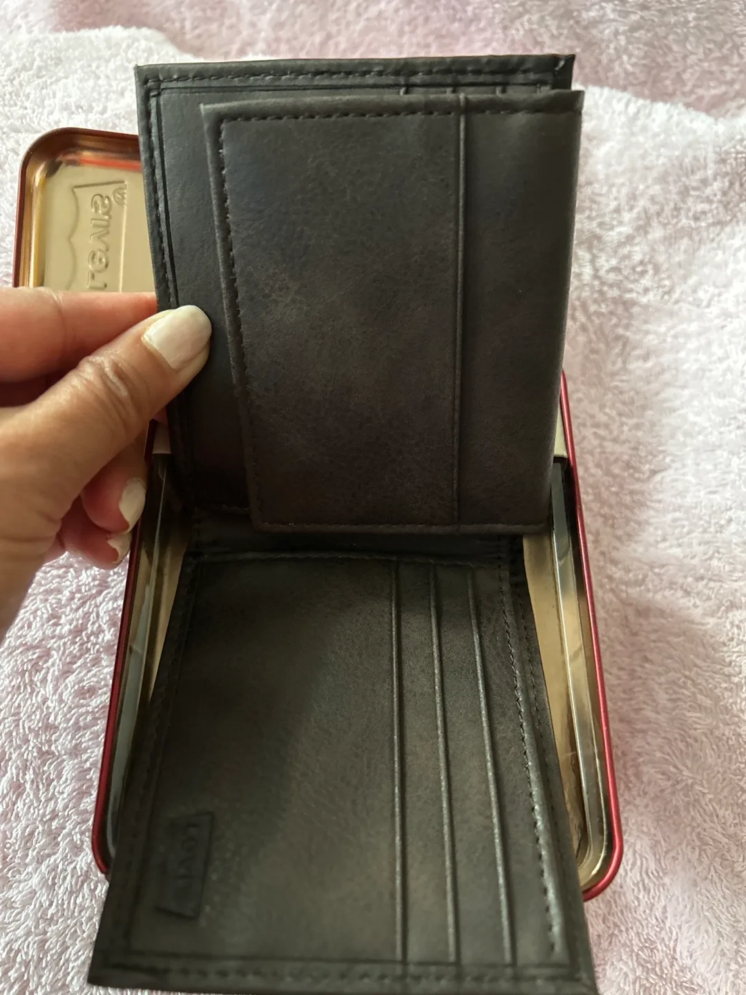 Levi's Leather Bi-fold Wallet in Tin image indicator(2)