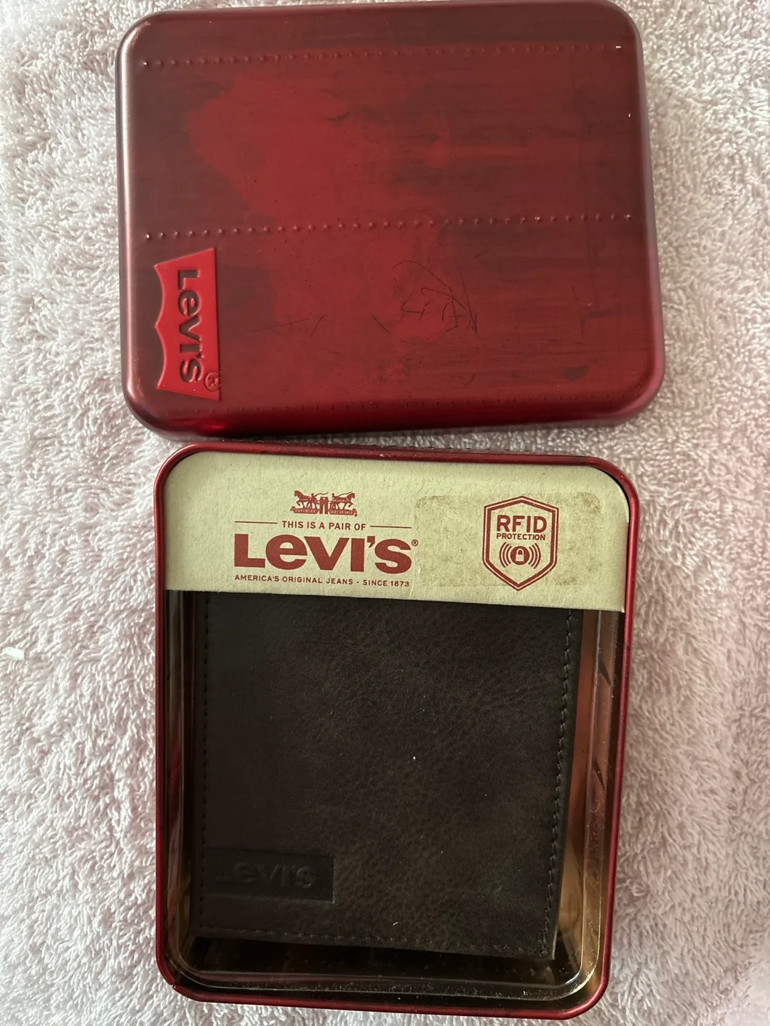 Levi's Leather Bi-fold Wallet in Tin image indicator(3)