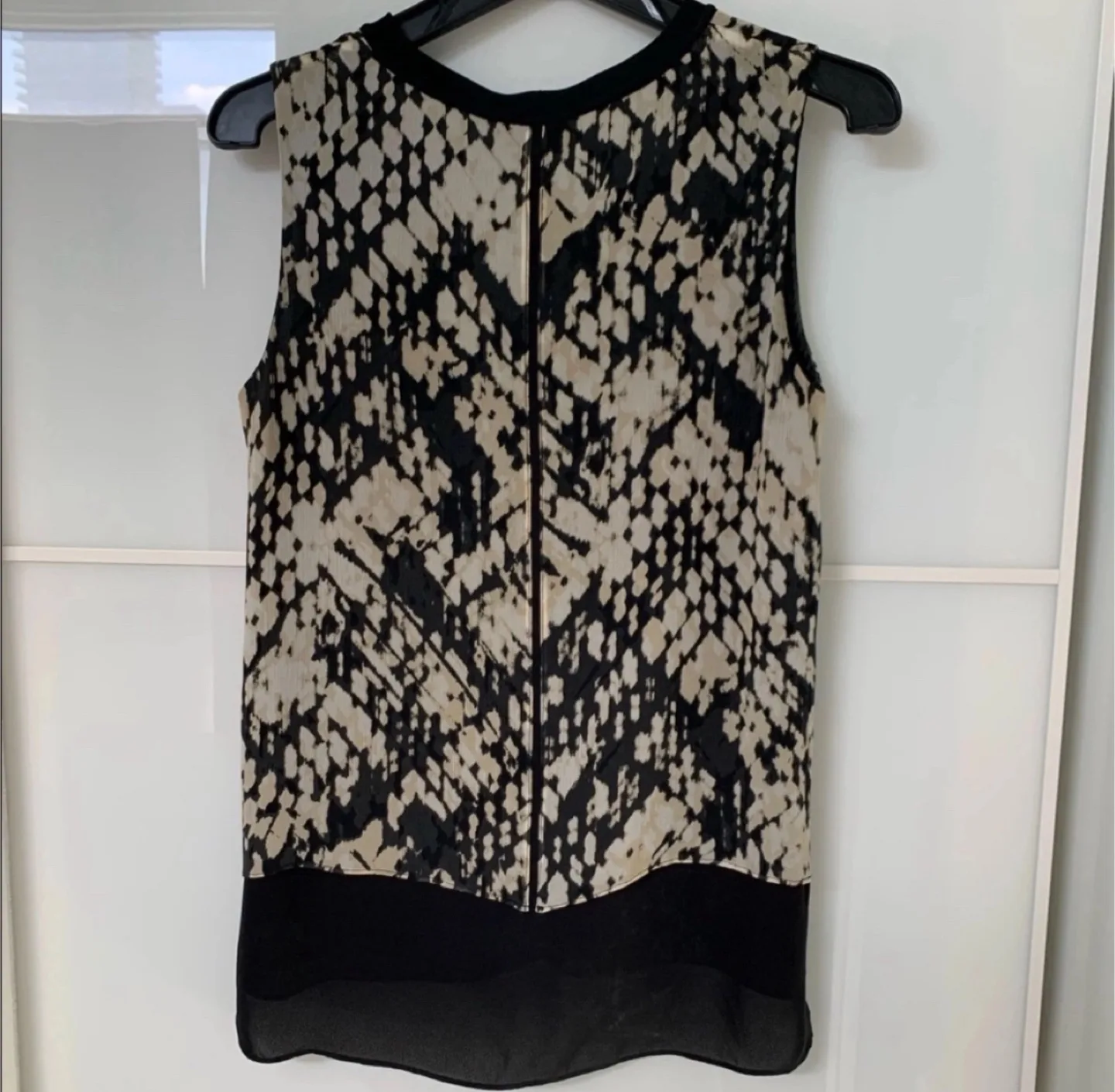 Selling Vince tank in size XS in excellent condition image indicator(2)