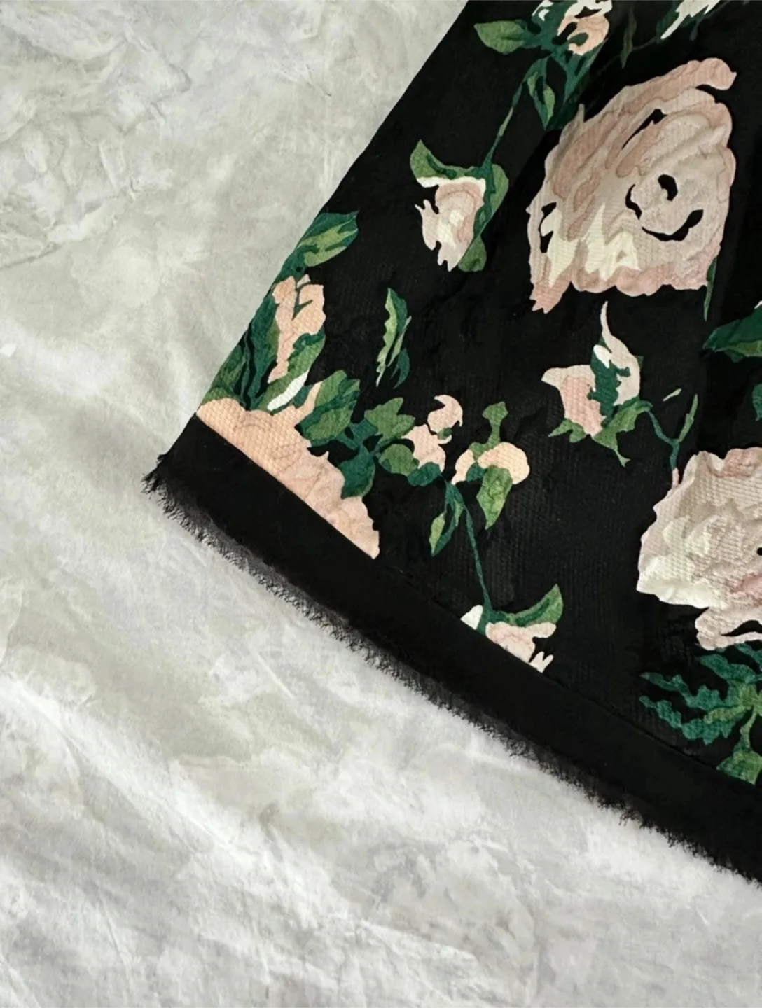 Selling Club Monaco floral skirt in size 00 in perfect condition image indicator(4)