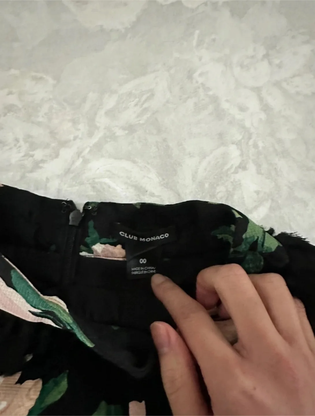 Selling Club Monaco floral skirt in size 00 in perfect condition image indicator(3)