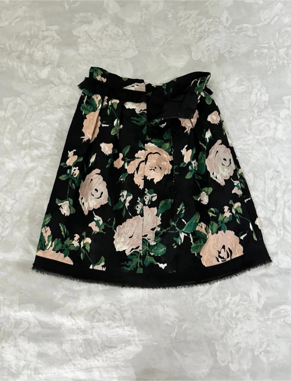 Selling Club Monaco floral skirt in size 00 in perfect condition image indicator(2)