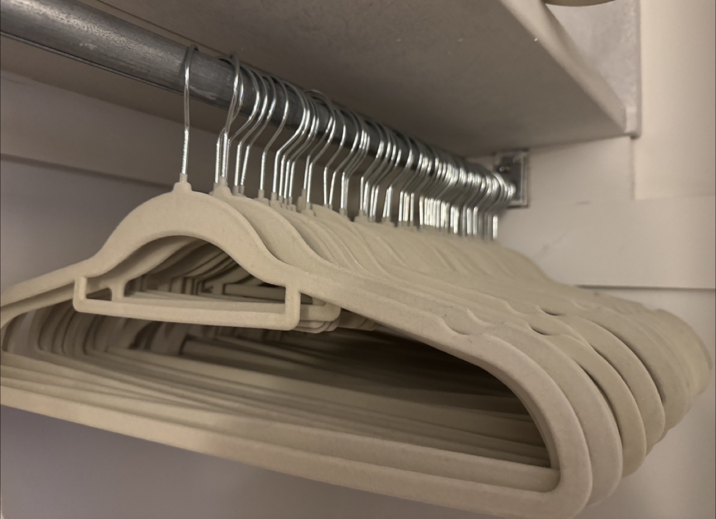 60 Velvet Hangers - Beige
