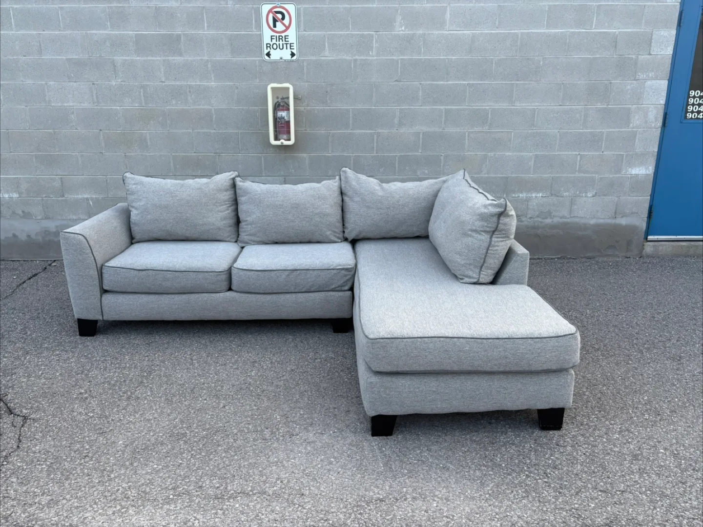 FREE DELIVERY✅• LARGE GREY SECTIONAL COUCH / SOFA w/ CHAISE thumbnail