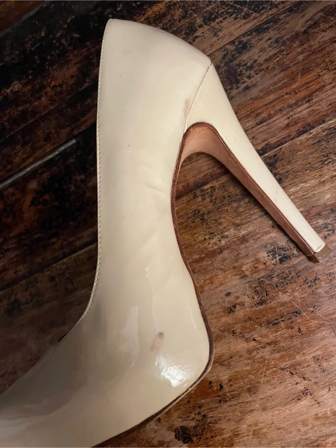 Cream-coloured Patent Leather Heels image indicator(2)