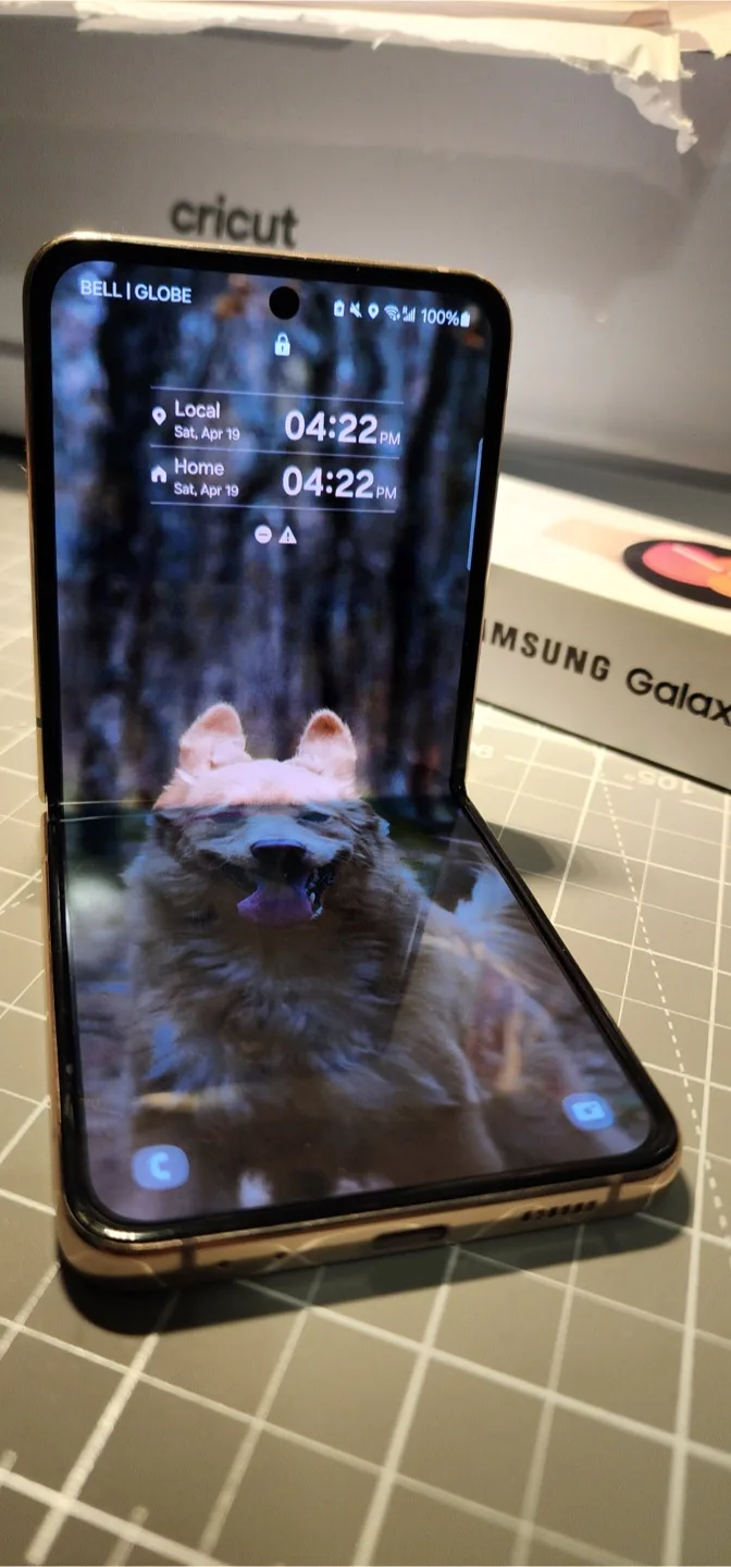Samsung Galaxy Z Flip 4 - Beige thumbnail