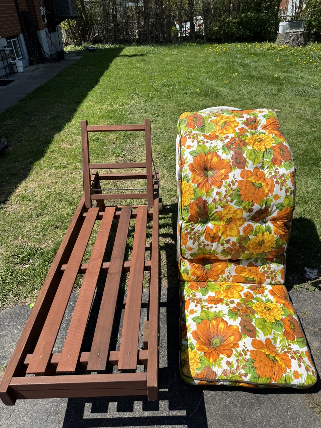 Vintage Wooden Chaise Lounge with Floral Cushions - photo 2