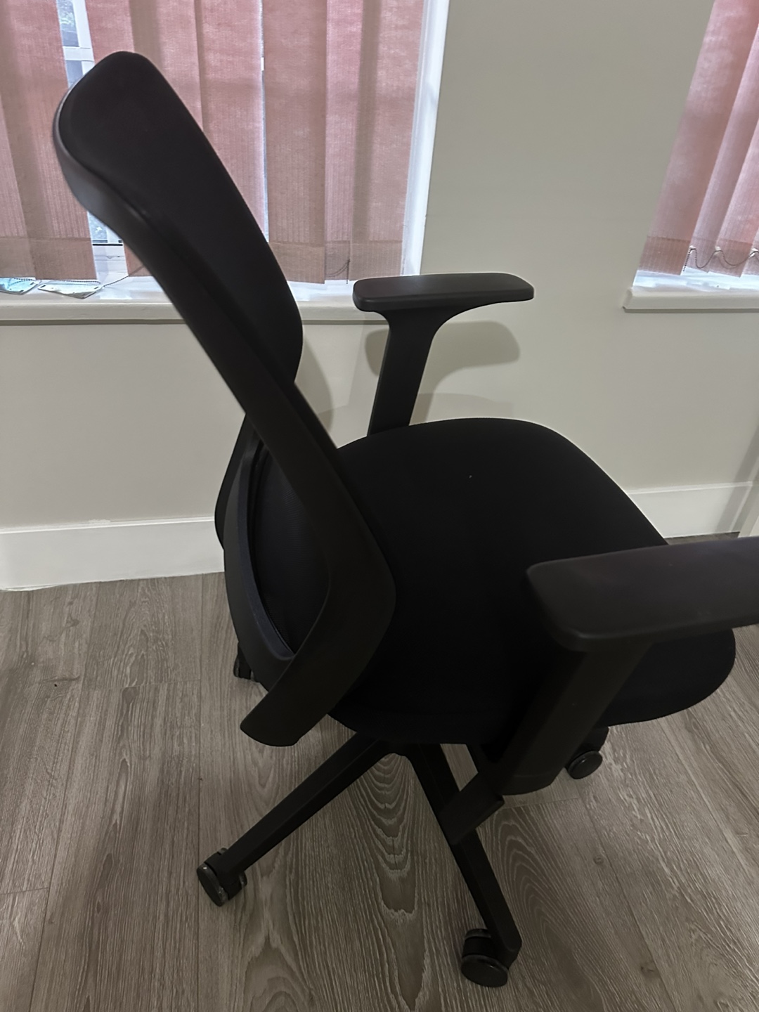 Black Mesh Office Chair - photo 2