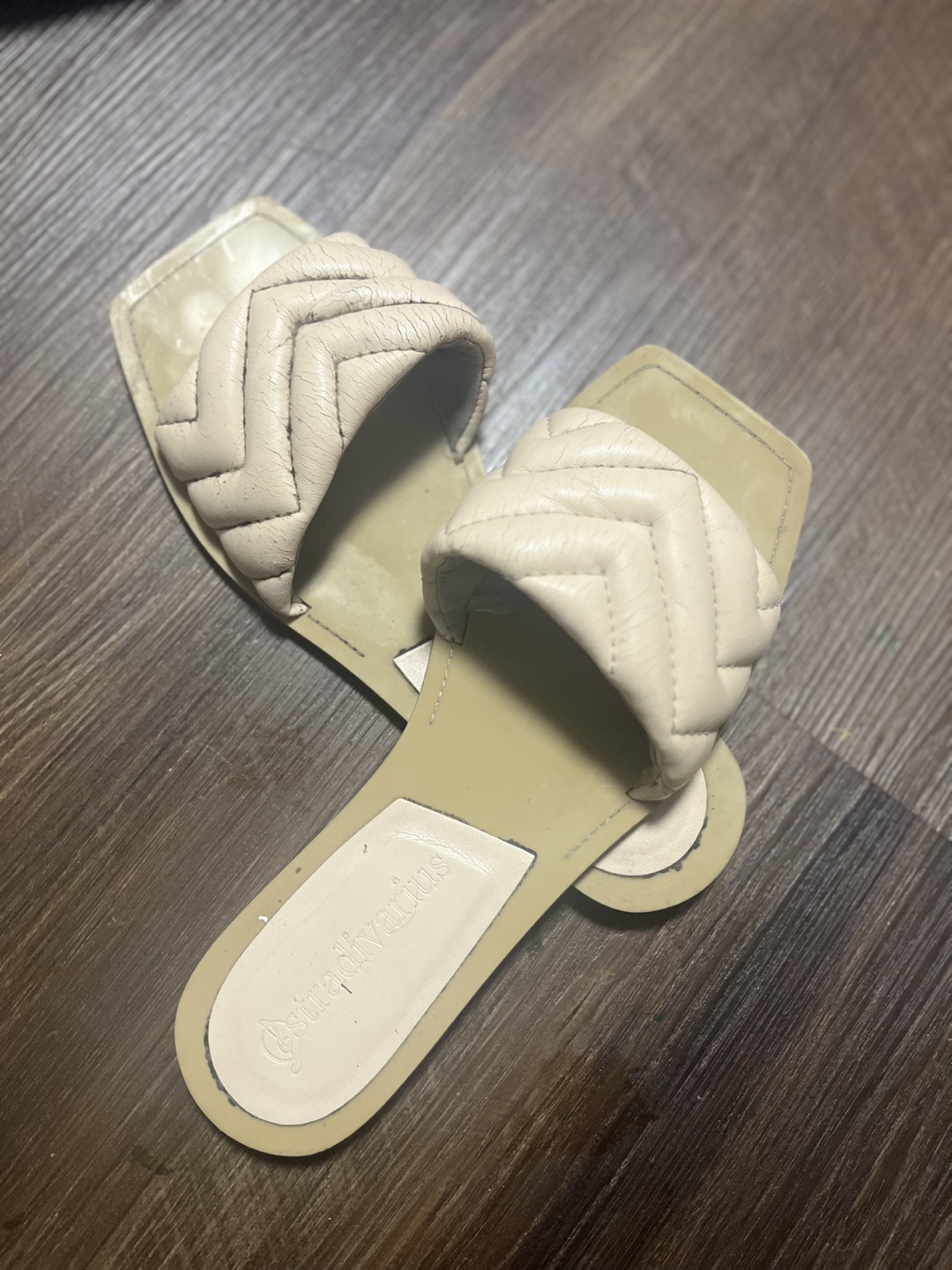 Cream-coloured quilted slides