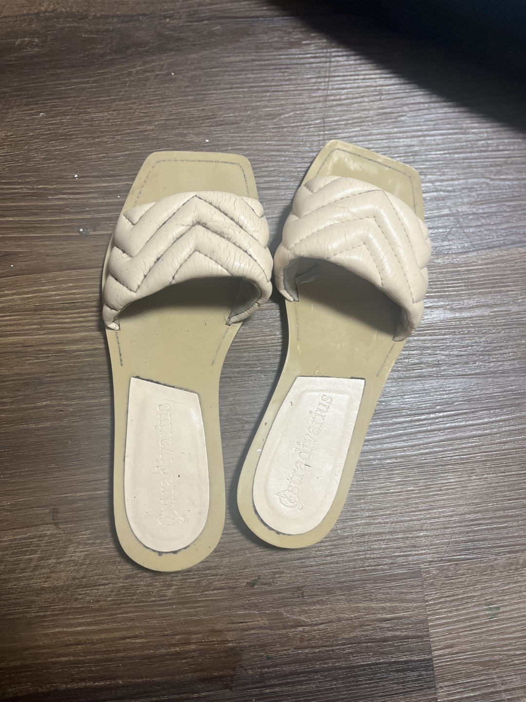 Cream-coloured quilted slides - photo 2