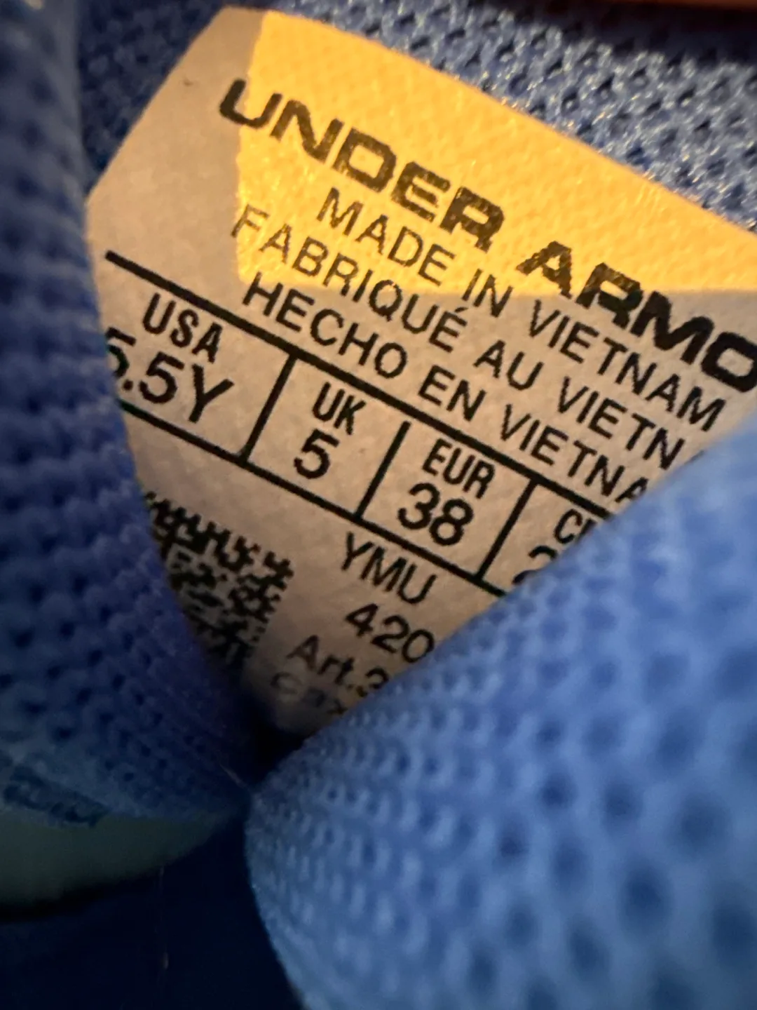 Under Armour Boy‘s Running Shoes - Size 5.5Y image indicator(5)