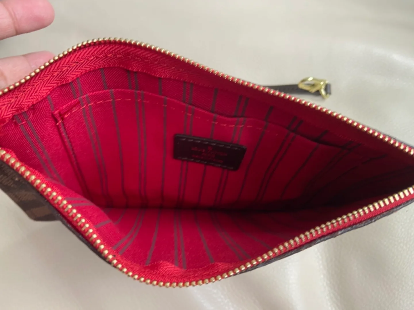 Pouch/ Wristlet image indicator(6)