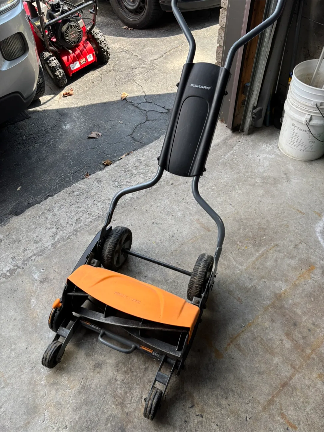 Fiskars Reel Mower thumbnail