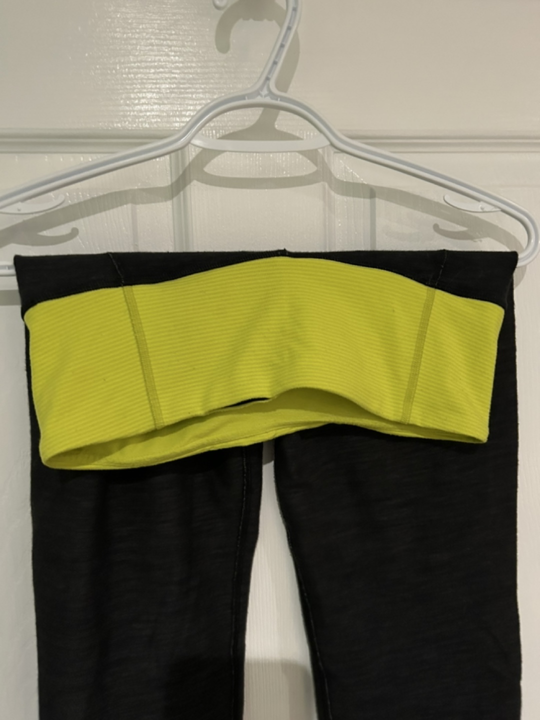 Lululemon Black & Chartreuse Crops with Built-in Bra - photo 4