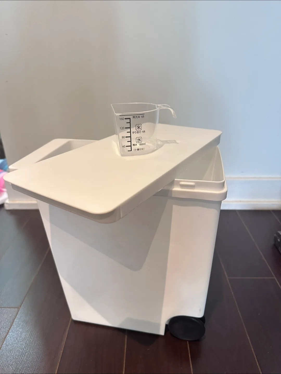 Rice Storage Container with Lid+roll with measuring cup image indicator(2)