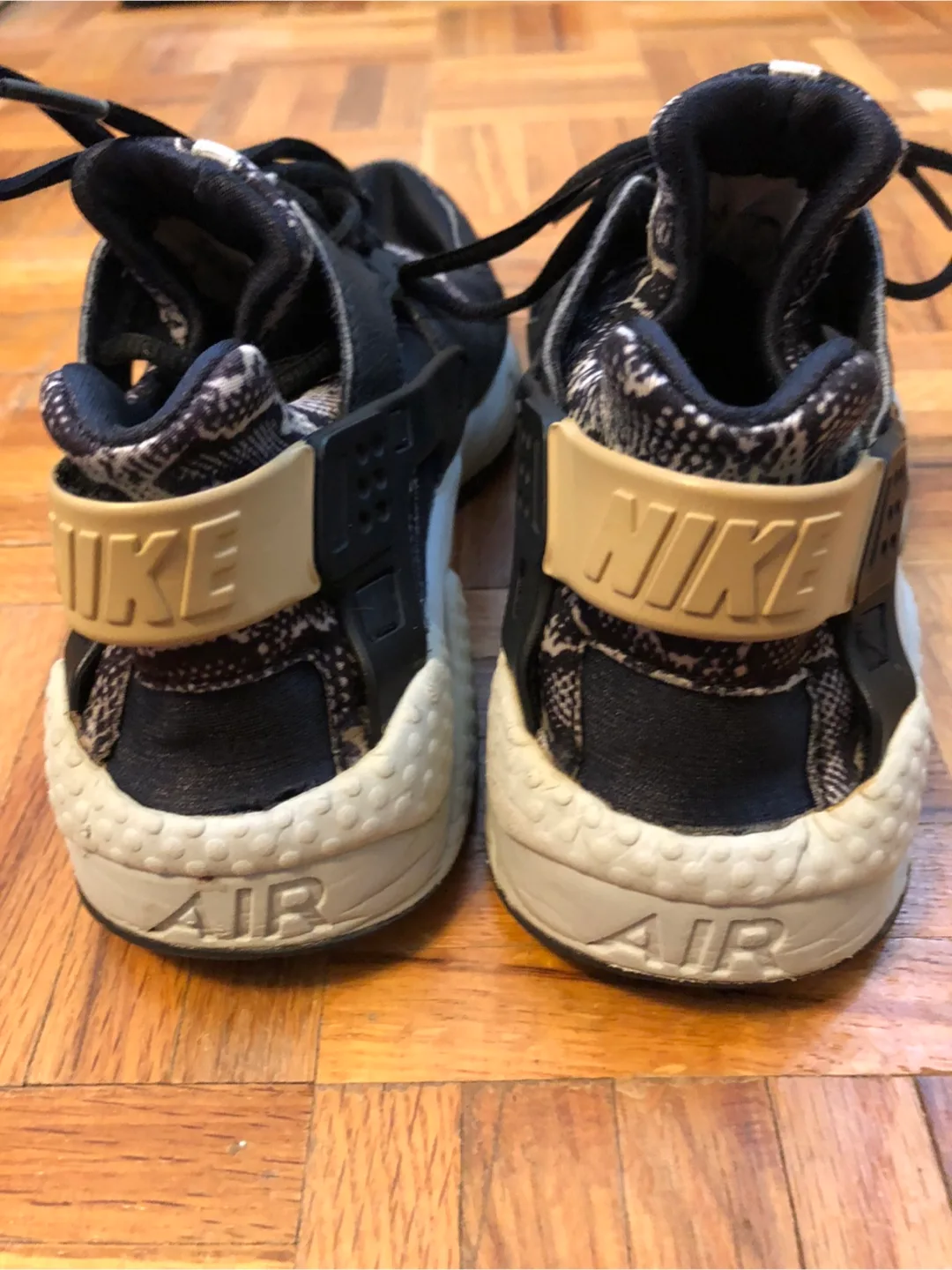 🧡Nike Air Huarache Snakeskin Print Sneakers image indicator(4)
