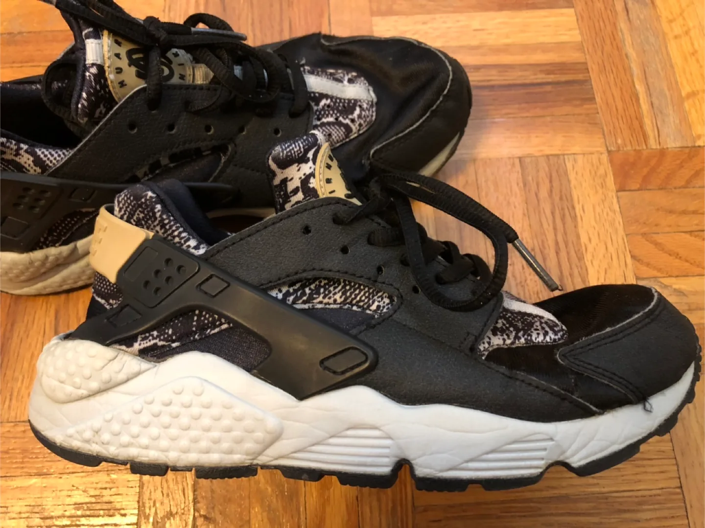 🧡Nike Air Huarache Snakeskin Print Sneakers image indicator(2)