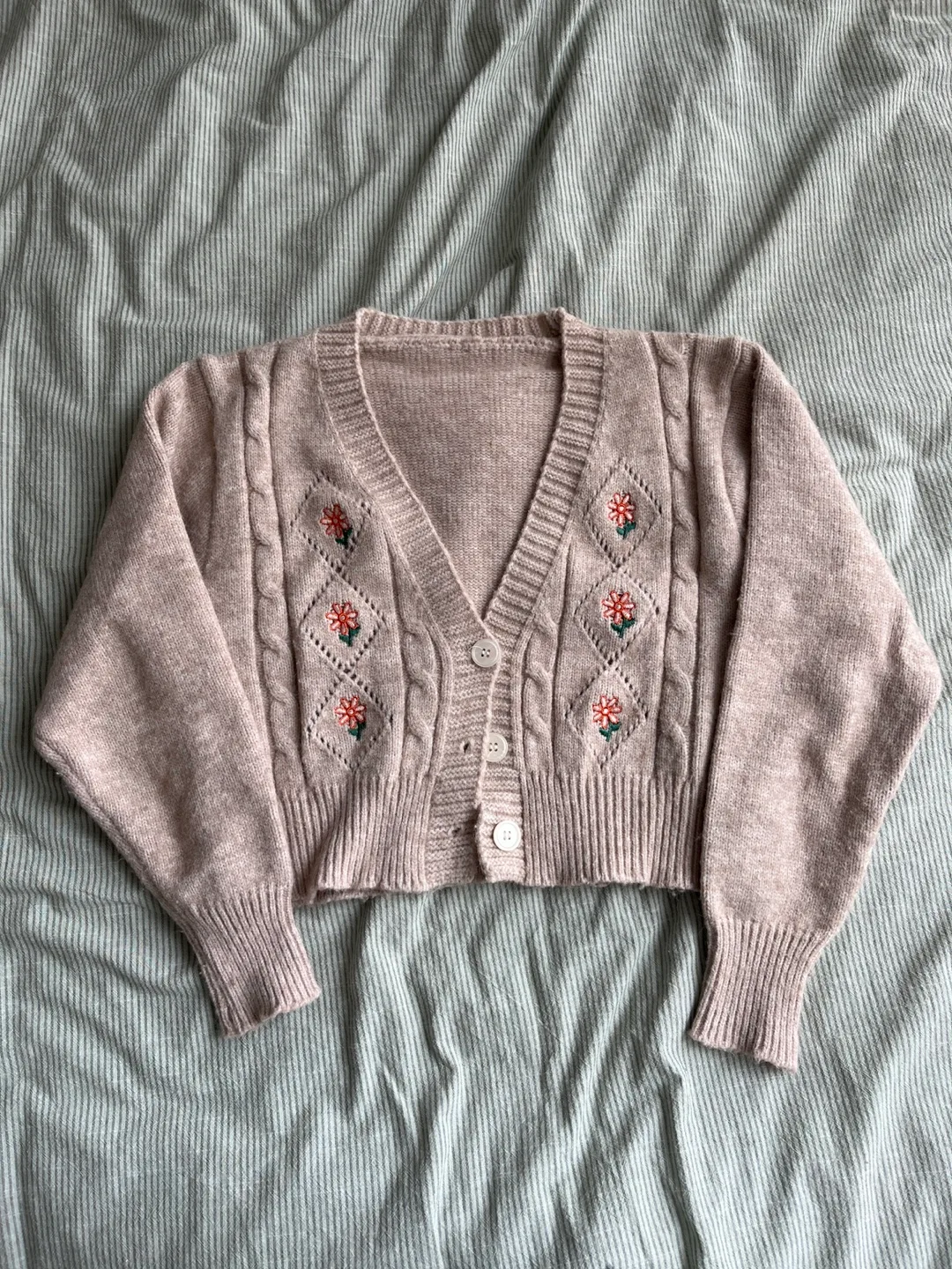 Cropped beige cardigan w/ embroidered flowers thumbnail