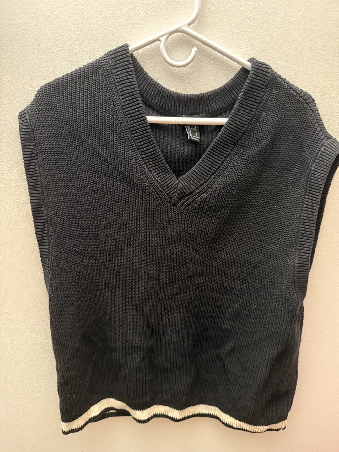 Forever 21 Black Knit Sleeveless Sweater Vest