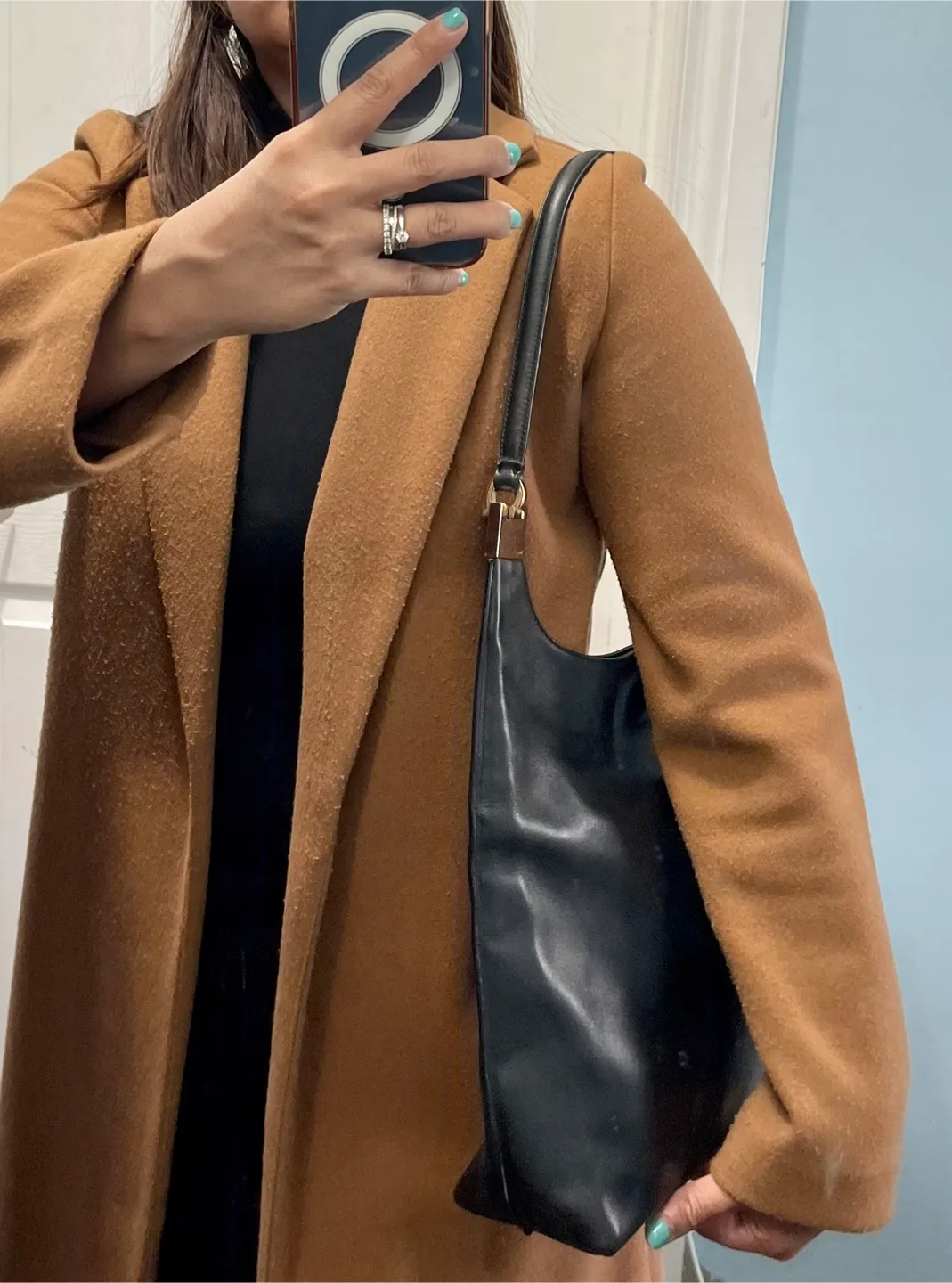 Salvatore Ferragamo Black Leather Shoulder Bag image indicator(5)