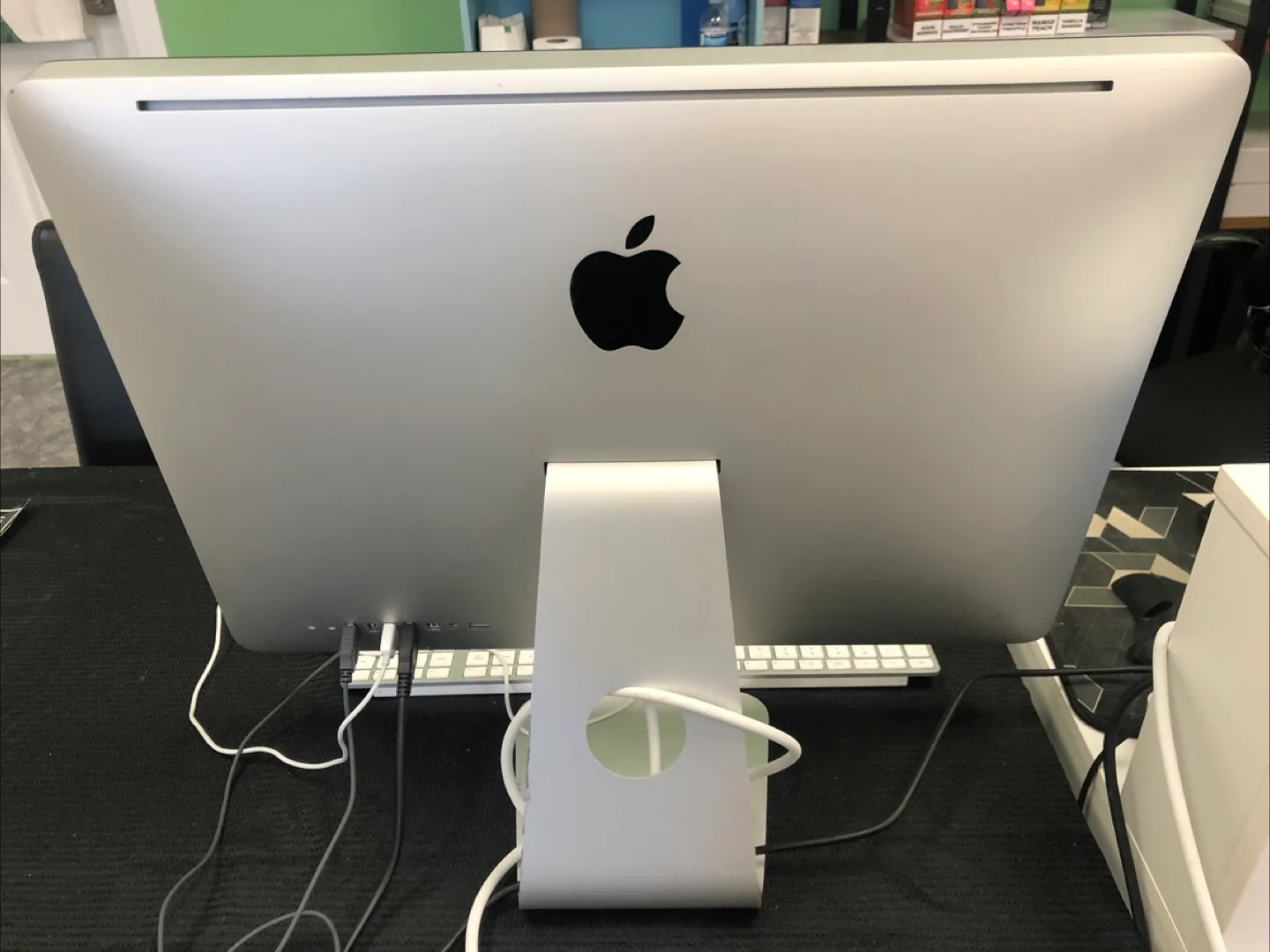 Apple iMac 21.5-inch Desktop Computer - 4GB RAM, 500GB SSD thumbnail