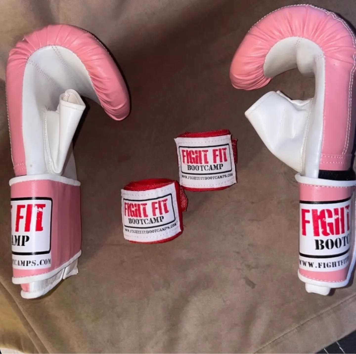 Kickboxing Gloves & Wrist Straps image indicator(2)