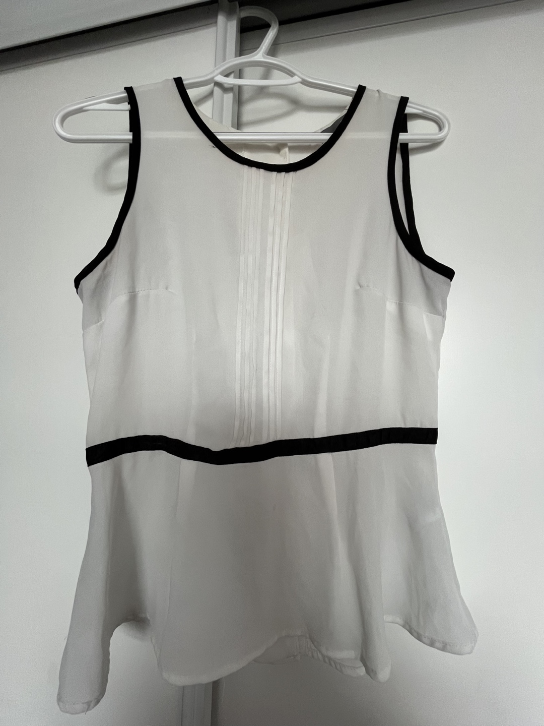 SmartSet White and Black Blouse, Size Small 🧡