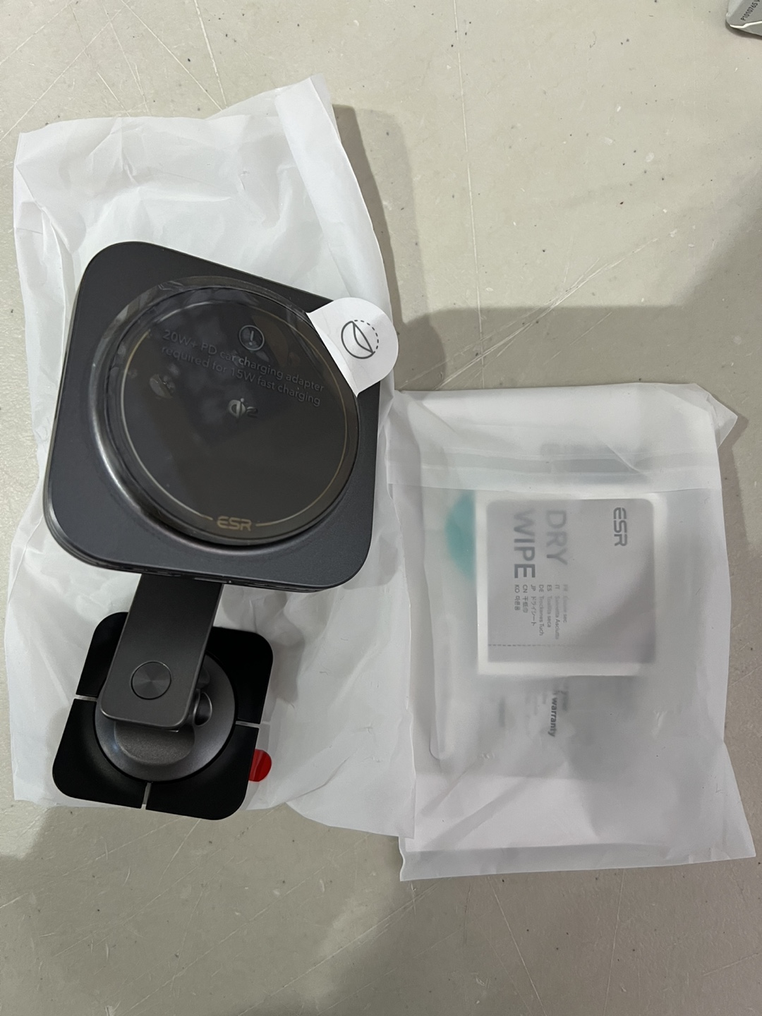 ESR HaloLock Wireless Dashboard Charger for MagSafe - photo 2