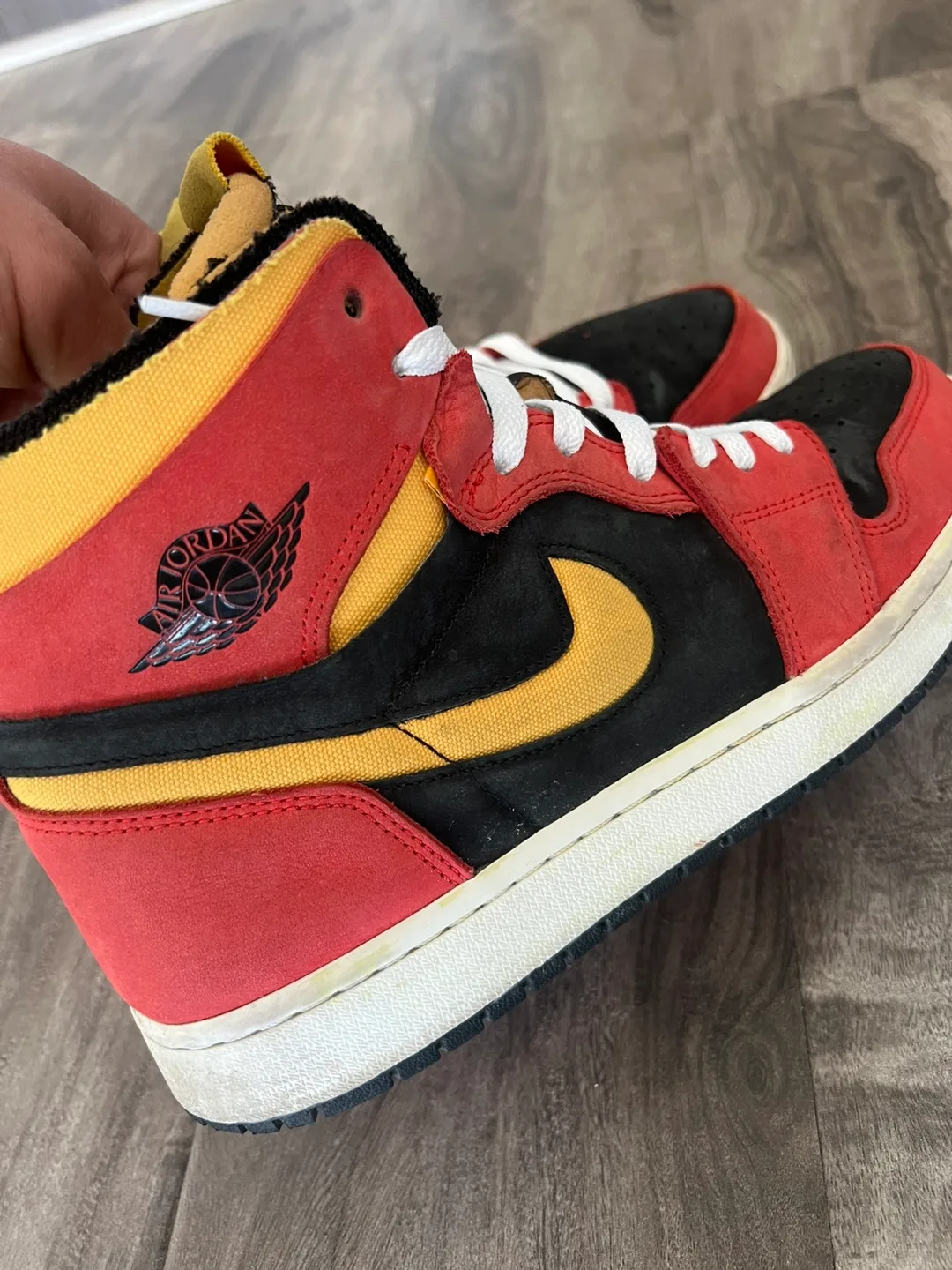 Air Jordan 1 Retro High OG 'Bred Toe' image indicator(2)