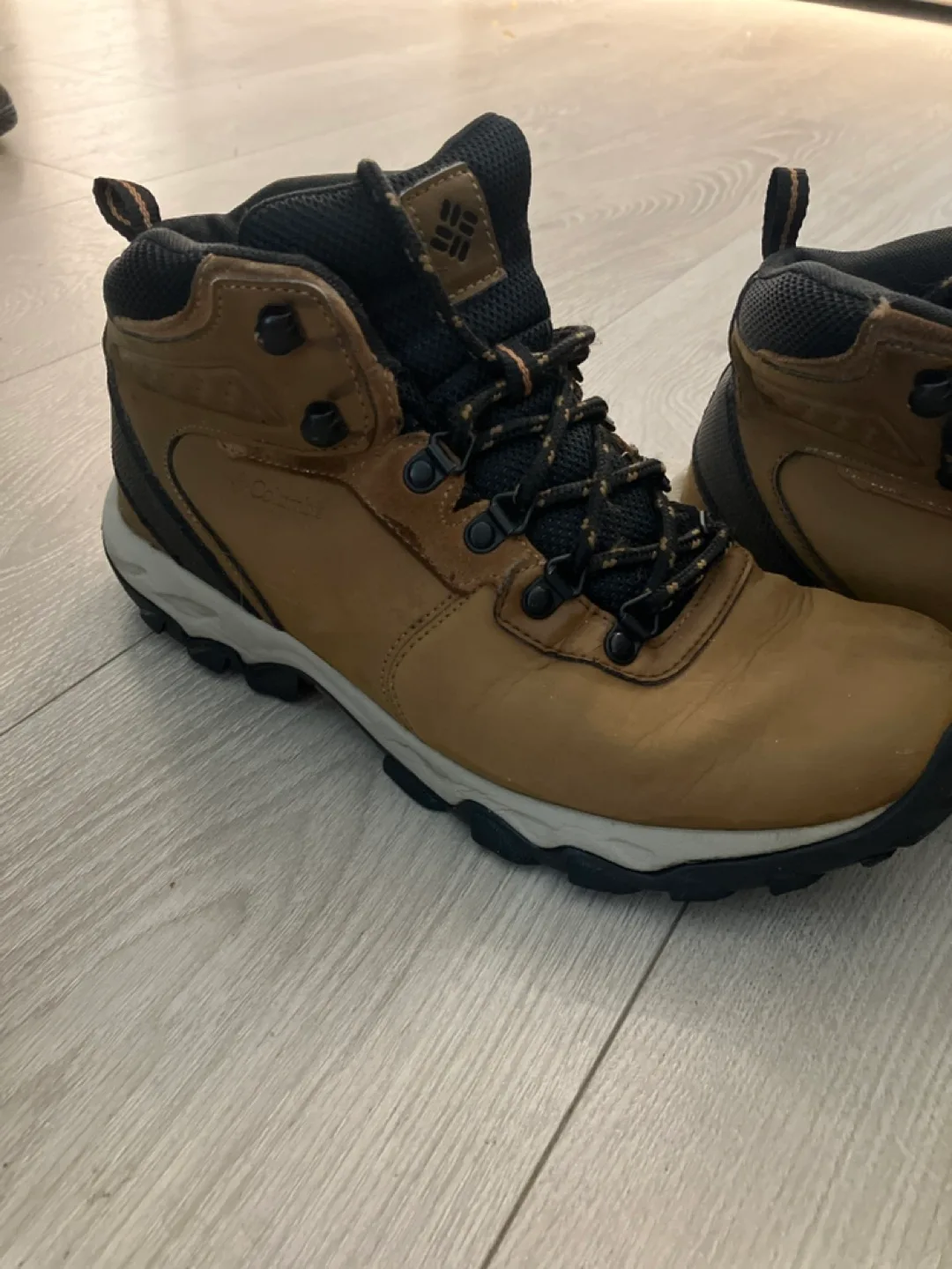 Men's Columbia Hiking Boots - Size 8.5 🇨🇦 image indicator(2)