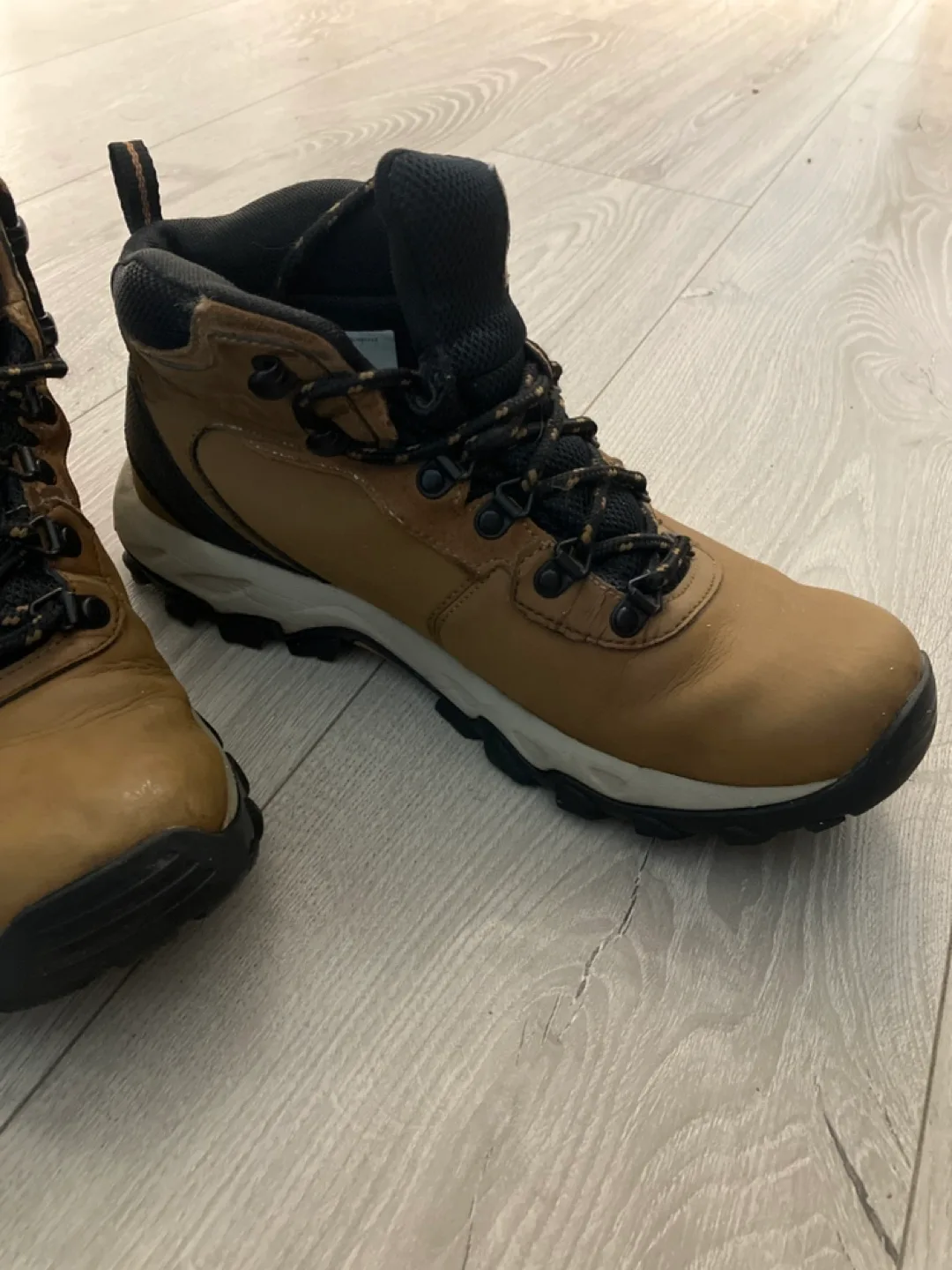 Men's Columbia Hiking Boots - Size 8.5 🇨🇦 image indicator(3)
