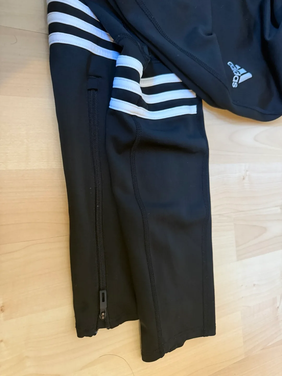 ‼️closet clean out ‼️Adidas Medium Leggings image indicator(3)
