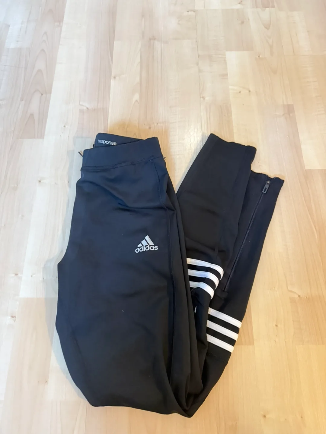 ‼️closet clean out ‼️Adidas Medium Leggings thumbnail
