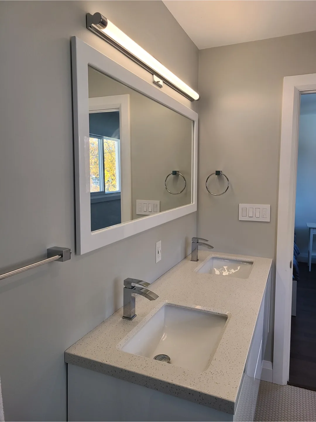 Large White Framed Mirror image indicator(3)