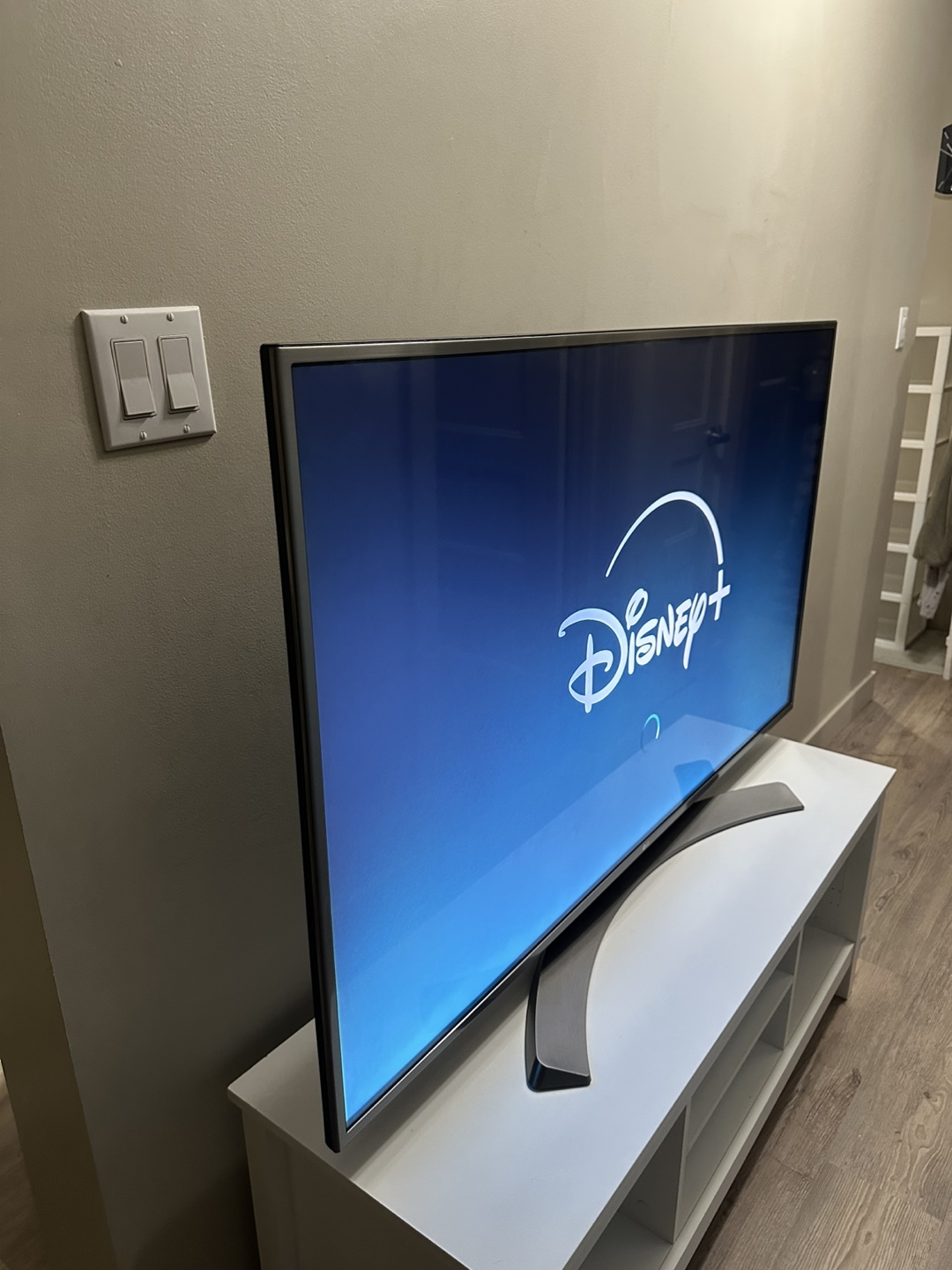 55-inch LG 4K HDR Smart LED UHD TV in excellent working order - photo 2
