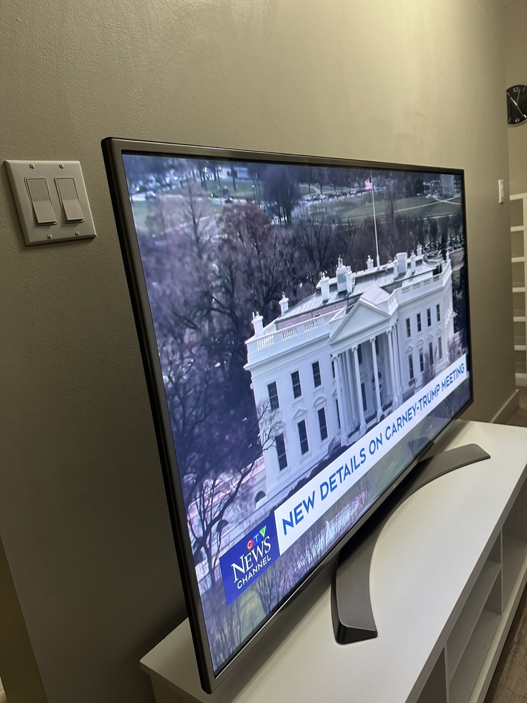 55-inch LG 4K HDR Smart LED UHD TV in excellent working order - photo 3