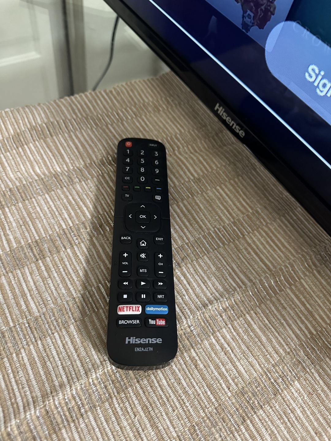 42-inch Hisense 4K UHD Smart TV in excellent working condition - photo 4