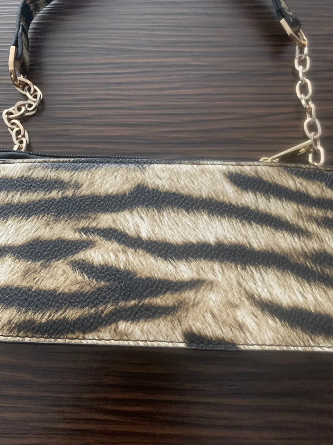 Pretty Little Thing Tiger Chain Handle 90s Shoulder Bag image indicator(3)