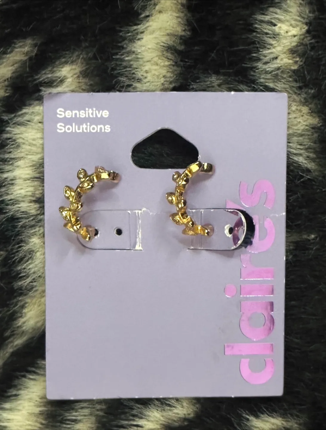 NEW Claire’s gold plated half hoop vine earrings 🧡 image indicator(2)