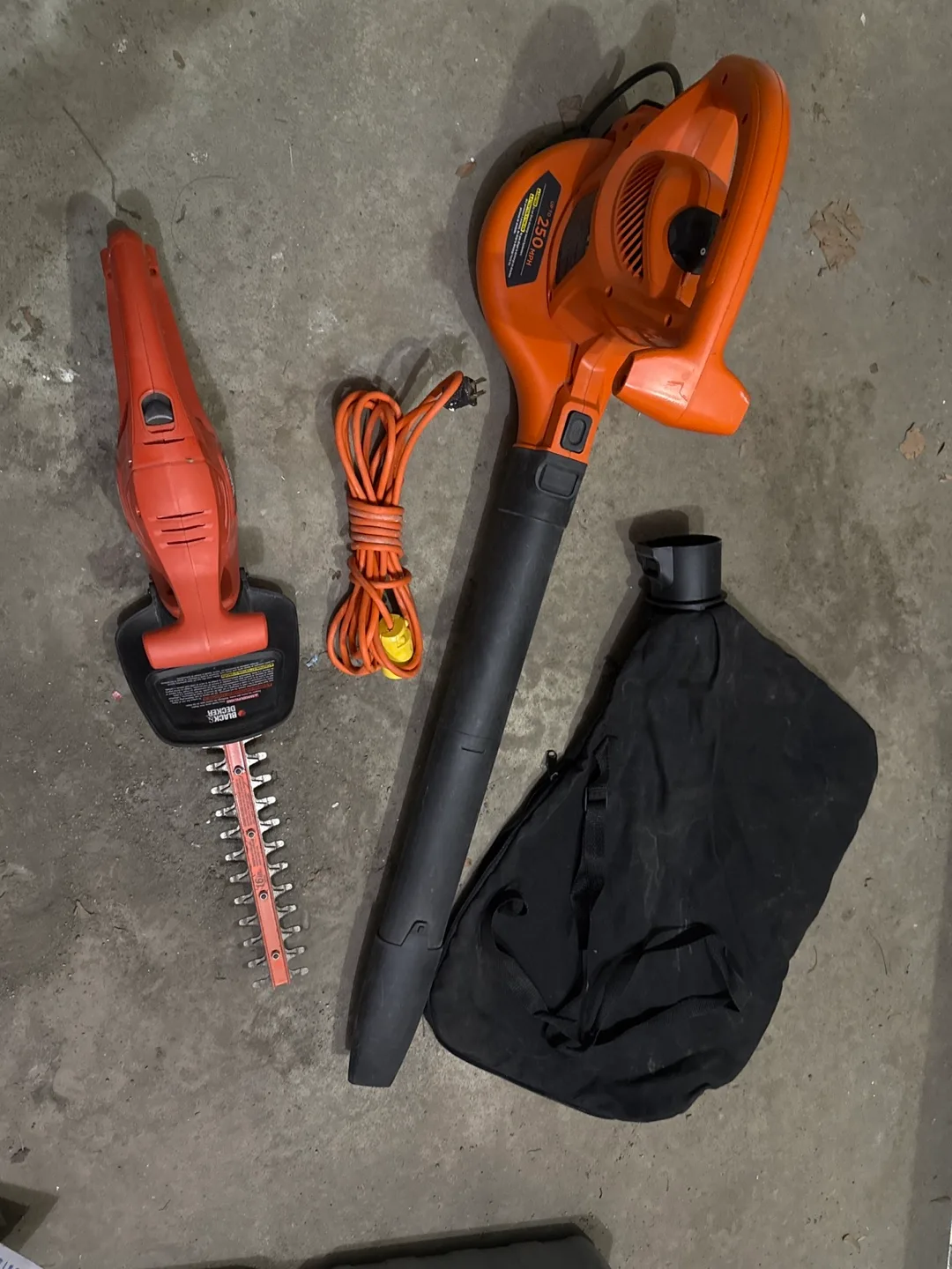 Black&Decker Electric Hedge Trimmer & Leaf Blower Combo thumbnail