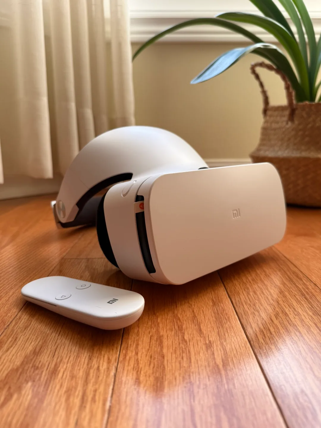 Xiaomi Mi VR Virtual Reality Headset with Controller thumbnail
