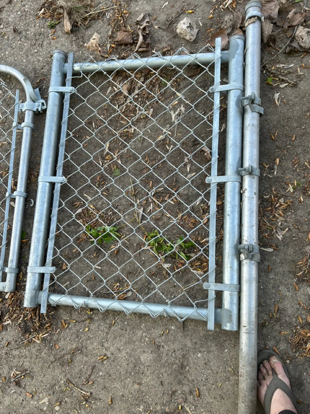 Chainlink gate with spacer and poles image indicator(4)