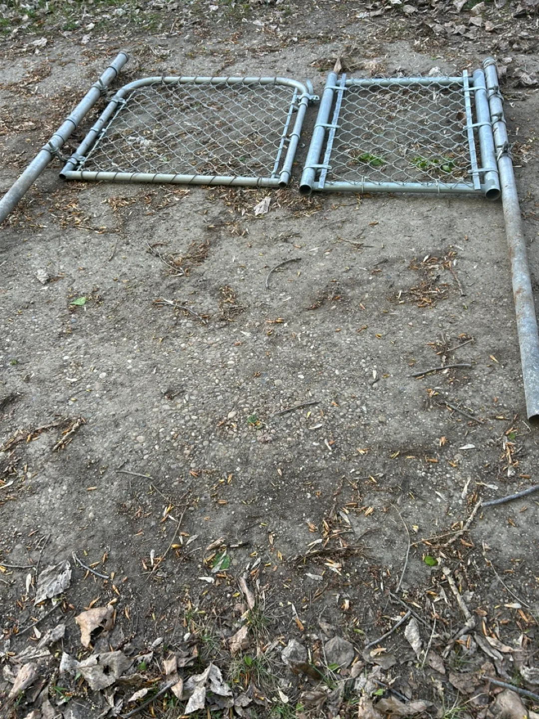 Chainlink gate with spacer and poles image indicator(2)