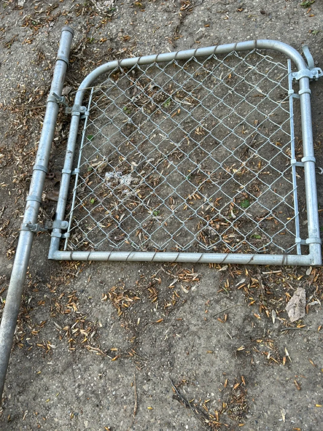 Chainlink gate with spacer and poles image indicator(3)