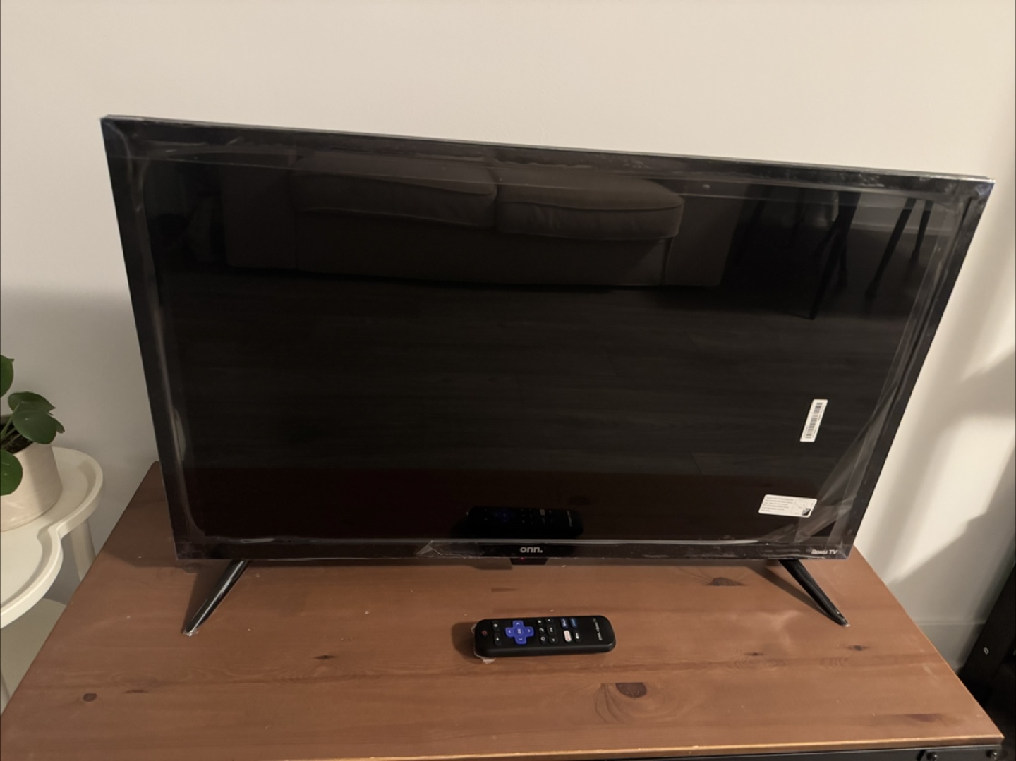 ONN 32 inch Roku Smart TV - photo 2