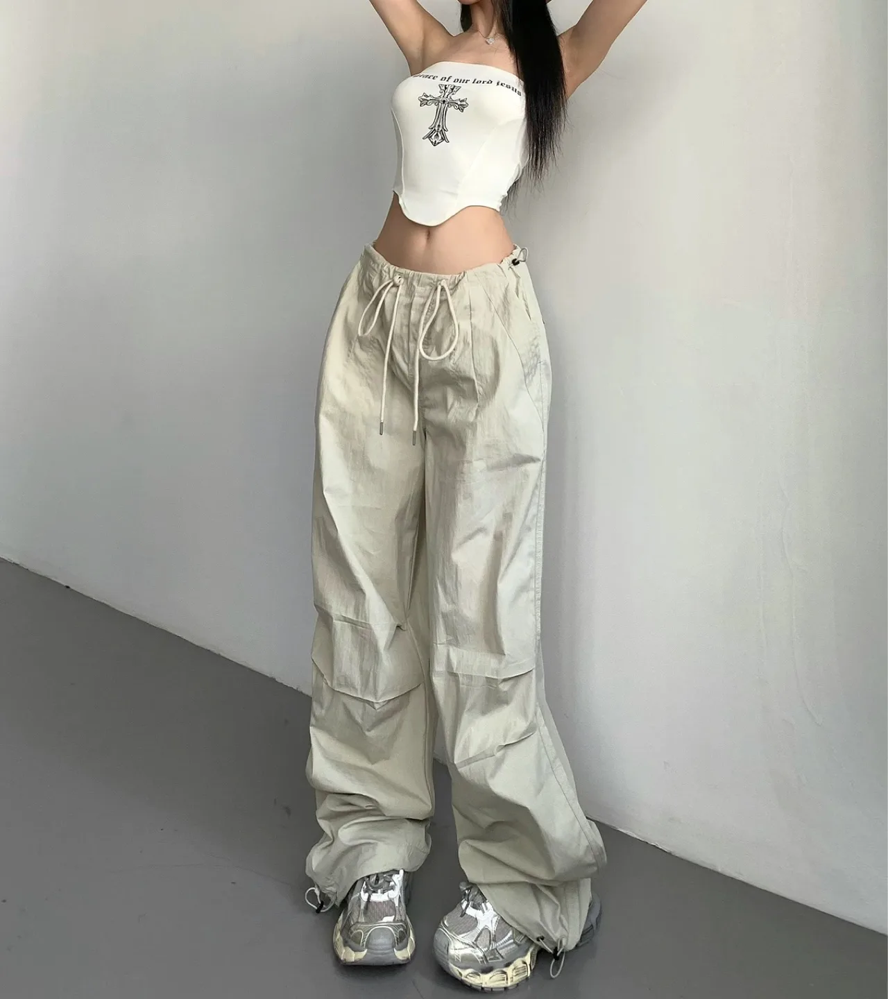 Loose-fitting Beige Cargo Pants thumbnail