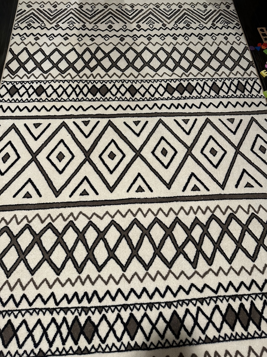 Geometric patterned rug